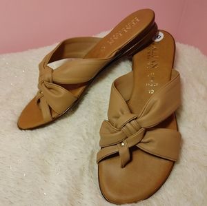 Italian Shoe Makers tan thong sandals sz 10